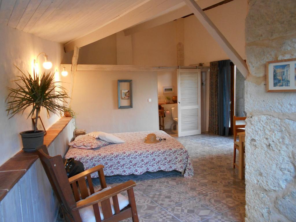 Bastida De Beata Bed & Breakfast Noailles  Bilik gambar
